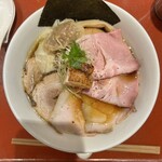 麦と麺助 - 特製蔵出し醤油そば（1590円）＋3種のチャーシュー増し（450円）