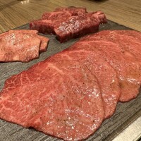 焼肉うしごろ 西麻布本店 - 究極の黒タン・厳選厚切りハラミ・厳選赤身