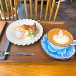 まるき 自家焙煎 Dish feat.Coffee&Tea - カフェラテとアップルタルト