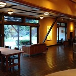 板室温泉 大黒屋 - ロビーは現代的な雰囲気