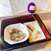 肉と庭 まつを - 牛筋煮込とお漬物