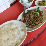 芙蓉菜館 - ニンニクの茎・玉葱・牛肉バーベキューソース炒め