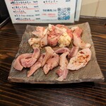 大衆ホルモン酒場 やまちゃん - 追加注文　手前　豚クチビル　奥　ギアラ