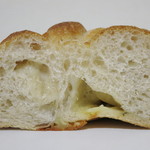 トコハベーカリー - 3種のチーズパン（断面、2014年4月）