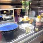 栗のいえ - 並んでいる間にも冷蔵ショーケースの中身がどんどん空いていきます