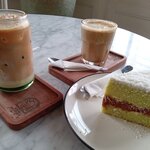 New Batavia Cafe - 料理写真:左：パンダンコーヒーアイス　中：パンダンコーヒーホット　右：パンダンケーキ