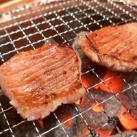 松阪牛炭火焼肉 東海亭 - 黒タンモト焼いてます