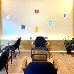 御宿かわせみ - 湯上がりに寛げるサロン。カワセミのボディカラーをイメージしたボックスが埋め込まれた正面壁が印象的！