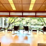御宿かわせみ - 広大な自然林を活かした庭園を望むロビー。日本の四季を感じられる自然景観が素晴らしい