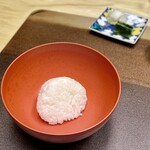 御宿かわせみ - 炊き立て新米の喜利飯、季節の香の物。