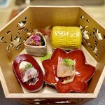 御宿かわせみ - 胡桃と菊花和え・ホッキ貝と分葱のぬた・鰤のたたき・ベジョータとあみたけマリネ。貴重なあみたけ、鰤のたたきは藁焼きの風味がGood✩.*˚