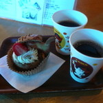 たまカフェ - とびつきたまシュークリームドリンクセットと黒豆有機コーヒー　