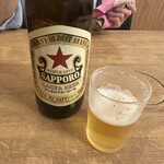 外呑・立呑・座呑処 新橋へそ - サッポロ 赤星(大瓶 439円)