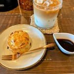 三毛猫とキツツキ - 大好きなスコーン♡