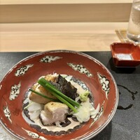 よし澤 - 名物　鰆の藁焼き　ニンニク、わさび、塩、ニラと一緒に。鰆の下にある玉ねぎはポン酢で。
