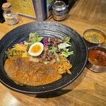 SPICY CURRY 魯珈 - チキンカレーの魯珈プレートと、ぷちカレーの野菜コルマ（奥）とラムビンダルー（手前）