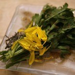 お野菜バル めい - 菊菜と塩昆布サラダ