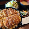 レッドロック - Aランチ(税込1,000円)
①玉子とじ豚カツ丼②細千切り甘藍サラダ③お味噌汁④お漬け物(白菜&人参&胡瓜)
豚カツは濃いめの味つけ、ボリュームがあるので若い人にはマッチしそう