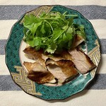 紀ノ国屋 - 岐阜県産 奥美濃古地鶏もも肉のトムヤムグリル。パクチーを添えて。