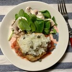 紀ノ国屋 - 宮城県気仙沼産の天然生めかじきのグリル。フレッシュトマトを刻んだソースに、たっぷりのたまねぎとケッパー。マッシュルームとベビーリーフ添え。