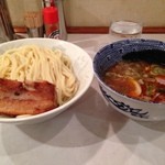 頑者 - 辛つけめんアブリチャーシュー、大盛り！  今日はつけ汁の中のチャーシューがとても良い。イイね  