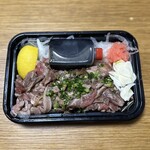 大王炭火焼 - 地鶏タタキ1500円　一見少なく見えますが2〜3人前はあるかと思います。