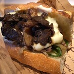 フジヤマバー - チーズステーキサンドイッチ マッシュルームソテー乗せ