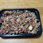 大王炭火焼 - タレ　薬味を入れ全体的に混ぜると旨い地鶏タタキの完成です。