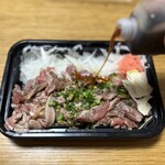 大王炭火焼 - 地鶏タタキにタレダイブ。