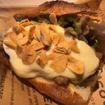 フジヤマバー - チーズステーキサンドイッチ ガーリックチップ乗せ
