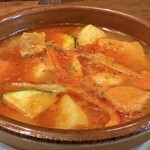 スペイン料理 ポコ ア ポコ - バスク風海老とサーモンの煮込み