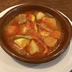 スペイン料理 ポコ ア ポコ - バスク風海老とサーモンの煮込み