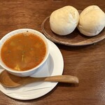 スペイン料理 ポコ ア ポコ - マラガ風海老入りスープとパン