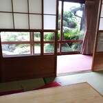 魚勝 - ほとんど座敷席です　足の悪い方は補助椅子有り　　配膳、お客さん廊下歩くとき揺れます