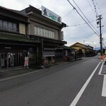 魚勝 - 外観　道路の北側に広大な駐車場　　お店の前は鰻を焼く煙と匂い