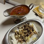 かれーの店 うどん  - きのこの叫びチーズ入りトマトトッピング