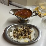 かれーの店 うどん  - きのこの叫びチーズ入りトマトトッピング