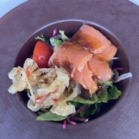 中国料理 梨杏 - スモークサーモンと大根の中華風サラダ