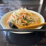 ニューラーメンショップ - もやし味噌ラーメン、900円。