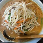 ニューラーメンショップ - もやし炒めは、もやし、にら、にんじん、キクラゲ、豚挽肉。