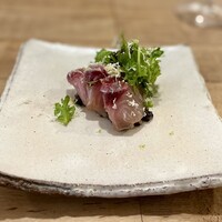 セミーナ - 前菜：寿都産ボラのカルパッチョ
                    　　　今金ソガイさんの黒米のインサラータ