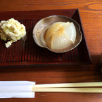 東京 土山人 - 昼御膳の野菜料理2品
                                新玉ねぎとふきのとうがアクセントのポテトサラダ