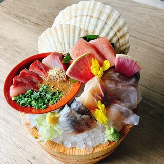 名古屋の市場から毎日仕入れる鮮魚を使ったお刺身は必食