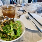 pizzeria pieno - サラダとピーチティー