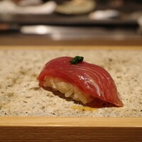 鮨トキドキ串 海老虎 - カツオ（ホタテが食べられない連れの代わりに）