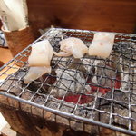 魚 しんのすけ - ひいかを炙る