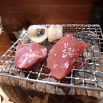 魚 しんのすけ - 鮪の頬肉ものせて炙る