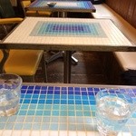 Cafe FLEUR - カラフルなタイルのテーブル。真夏はホッペをつけてひんやり〜(｡ >艸<)