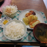 Kei - ランチ500円、ジャガイモのベーコン巻き、ロールキャベツ（中身は謎）、湯葉のわさびソースだと思います。、タマネギサラダ、みそ汁