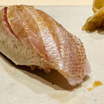 すしやのたい悟 - カスゴダイ　皮目の色。ももいろのいろいろいろないろ。